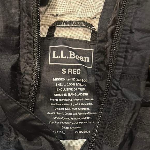 L.L. Bean Black Gorpcore Windbreaker with Hood and Water Resistant Design - Picture 2 of 8